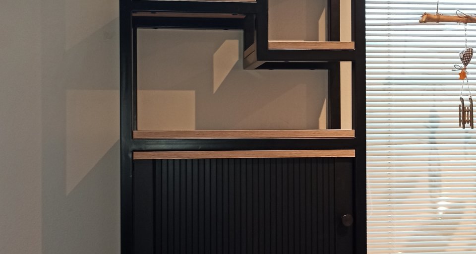 Skříňka s železnou konstrukcí